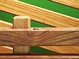 Holzgitter: Falls Tiefenschärfe nicht mehr ausreichend, auf bildwichtigen Teil scharfstellen